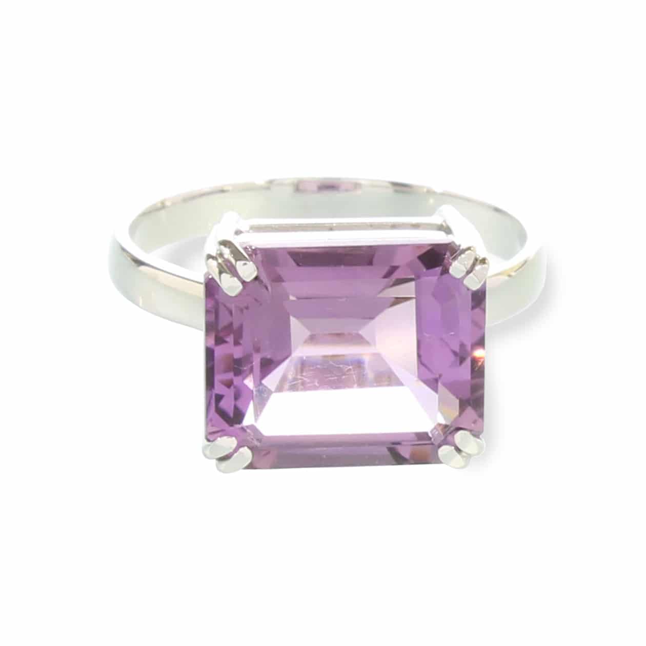 Ring with amethyst and 18K white gold; handmade.  Exclusive piece.