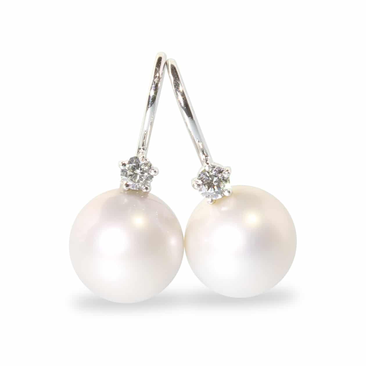 Earrings with pearls and diamonds in 18K white gold; handmade.  Exclusive piece.